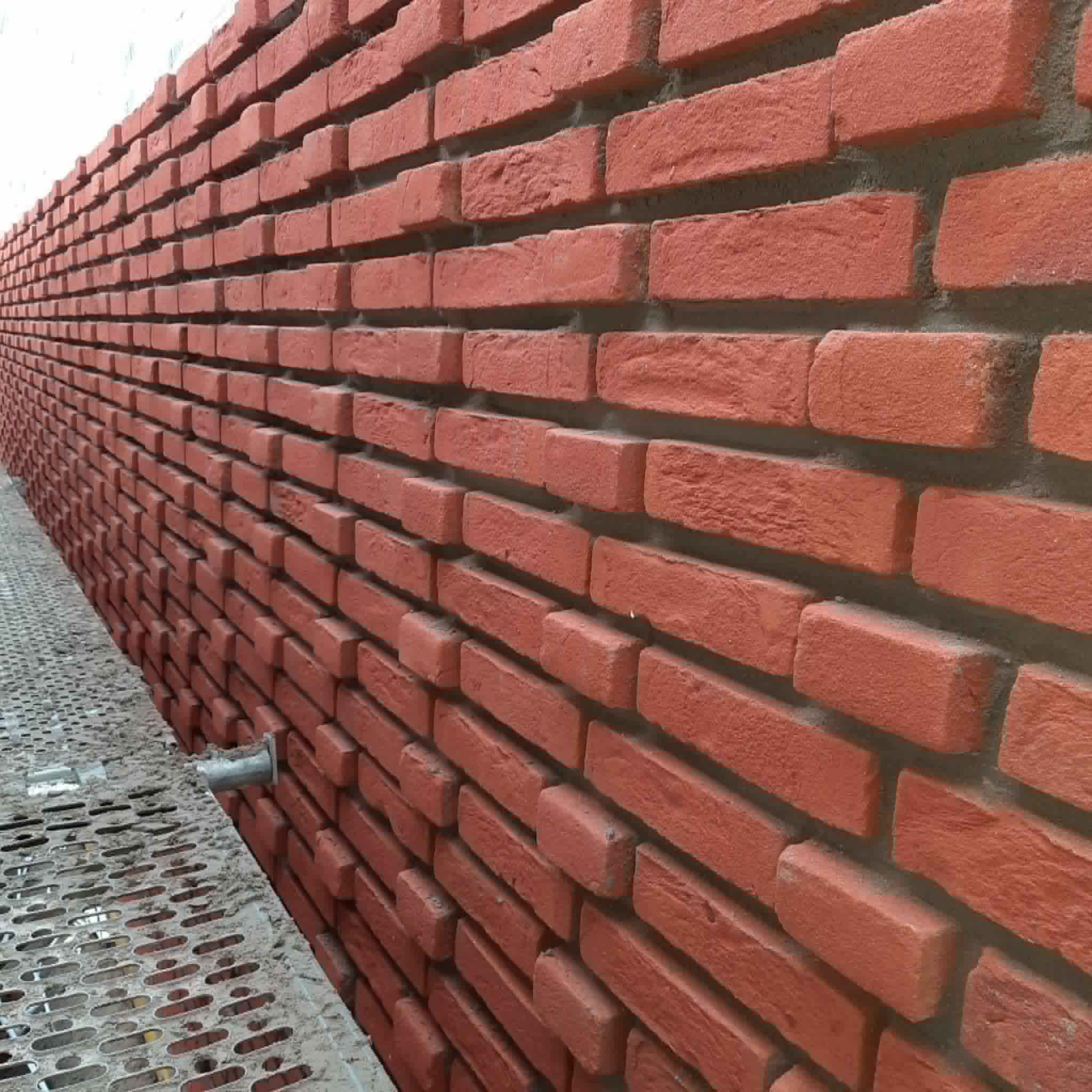 Mur en brique ressortante